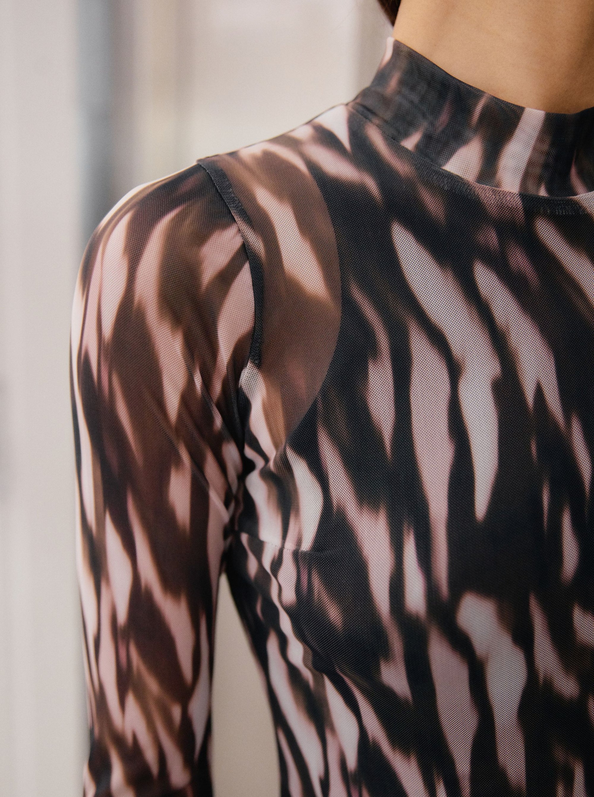 Robe Abstract Mesh